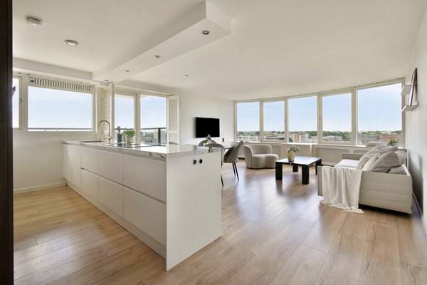 Op de 12e verdieping gelegen appartement met 3 slaapkamers, royaal balkon en prachtig uitzicht!